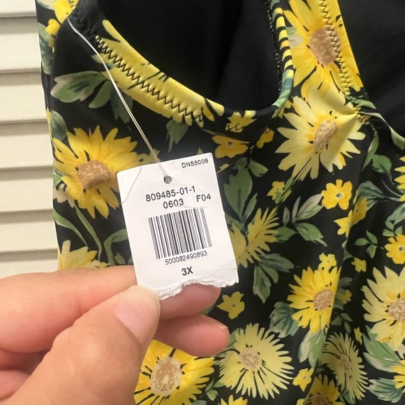 Old Navy Square Neck French Cut One Piece Swimsuit in Daisy Print - Picture 5 of 6